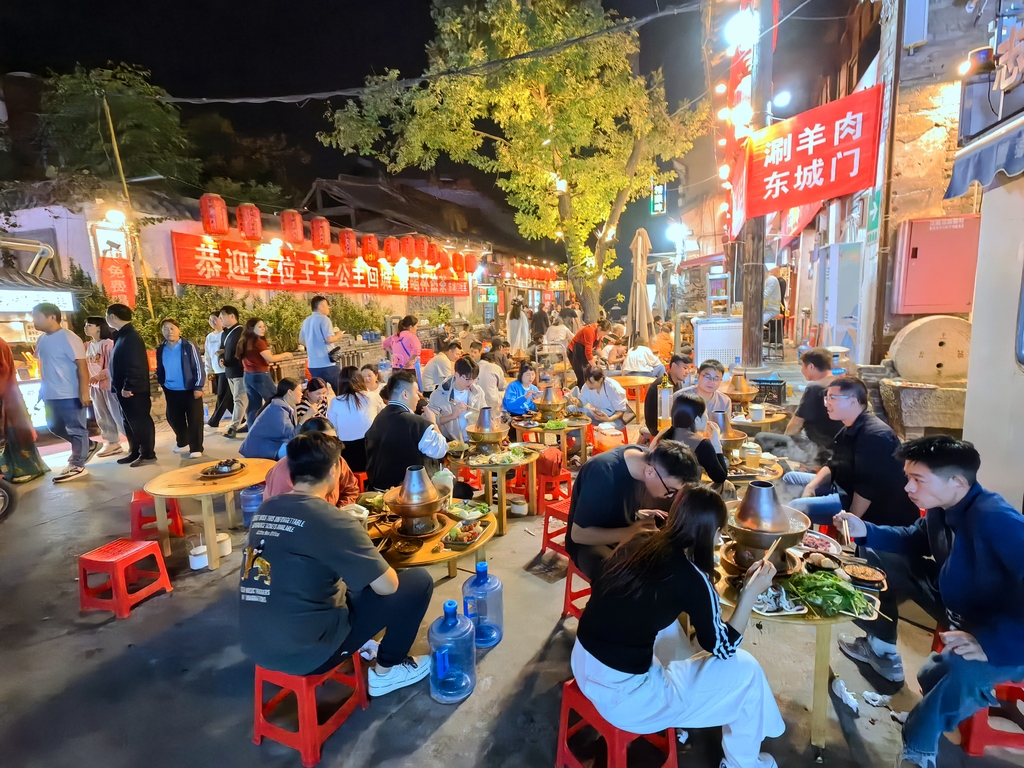河南洛阳发展“夜经济” 激发古都消费新活力