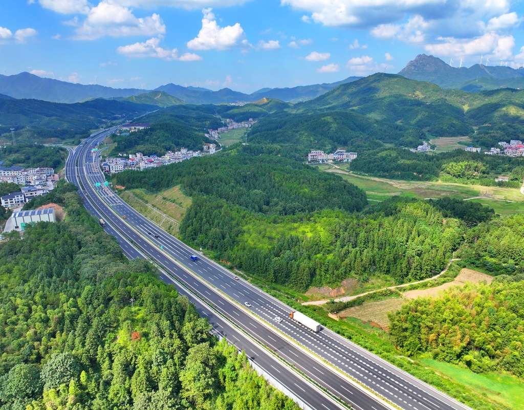 江西遂川：车辆在泰赣高速公路上行驶