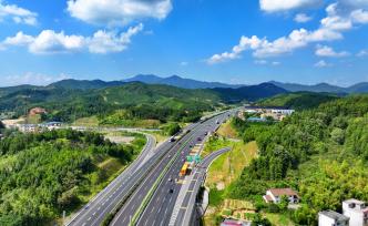 江西遂川：车辆在泰赣高速公路上行驶