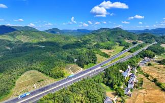 江西遂川：车辆在泰赣高速公路上行驶