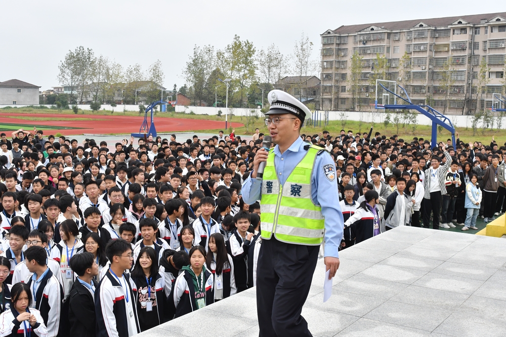 江西金溪：交警国旗下宣讲交通安全知识