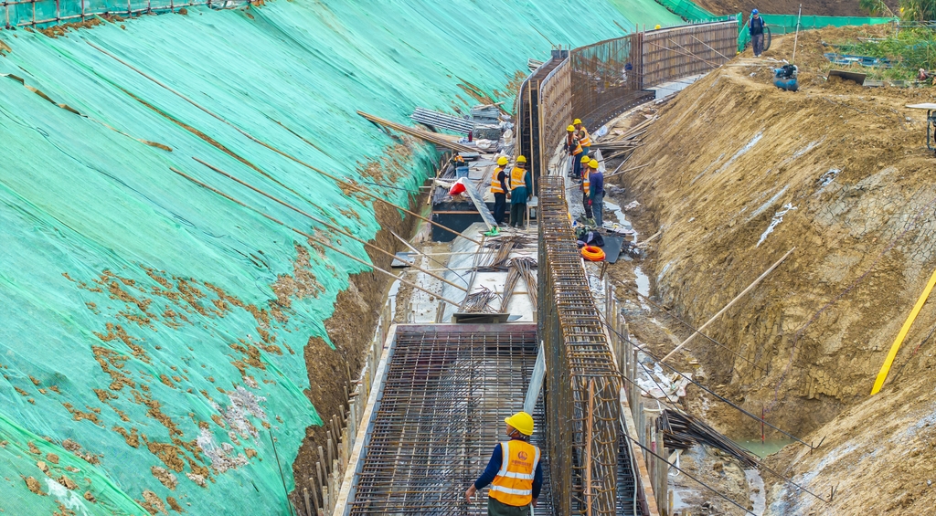 江苏泗洪：水利工程建设忙