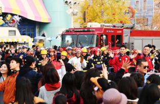 消防车进北京环球影城 领航花车巡游