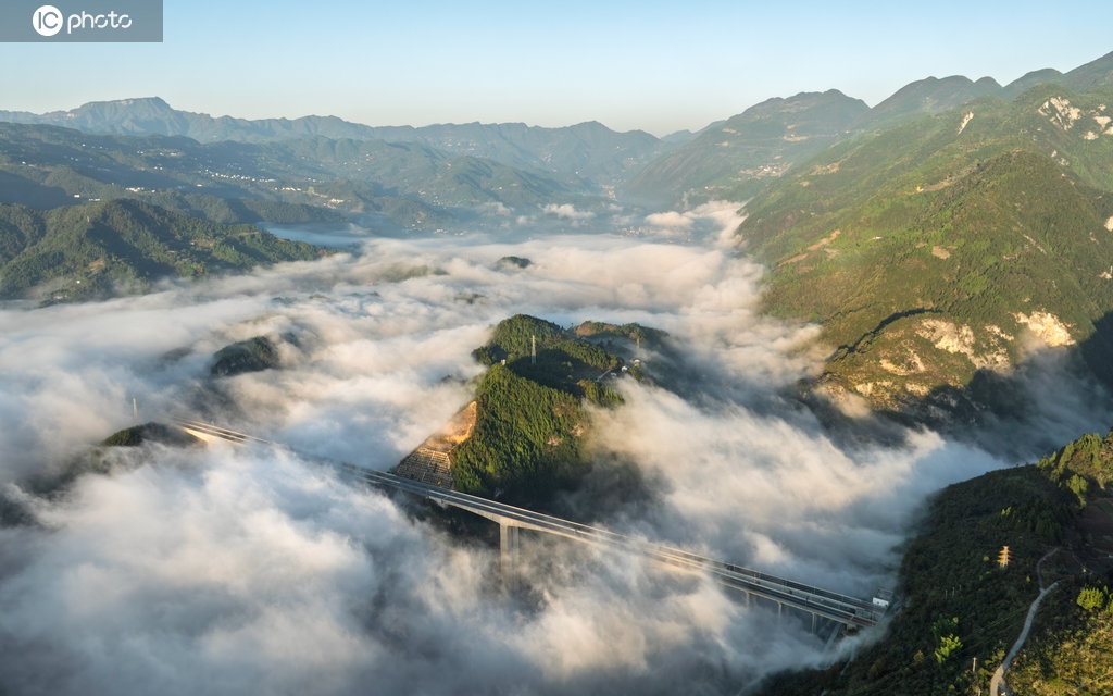 重庆：城开高速与青山、云海交相辉映