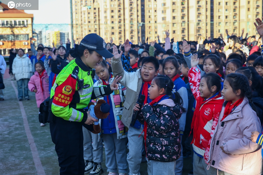 山东济南：交通安全宣讲进校园