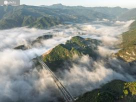 重庆：城开高速与青山、云海交相辉映