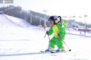 甘肃临夏：游客在滑雪场尽享运动乐趣