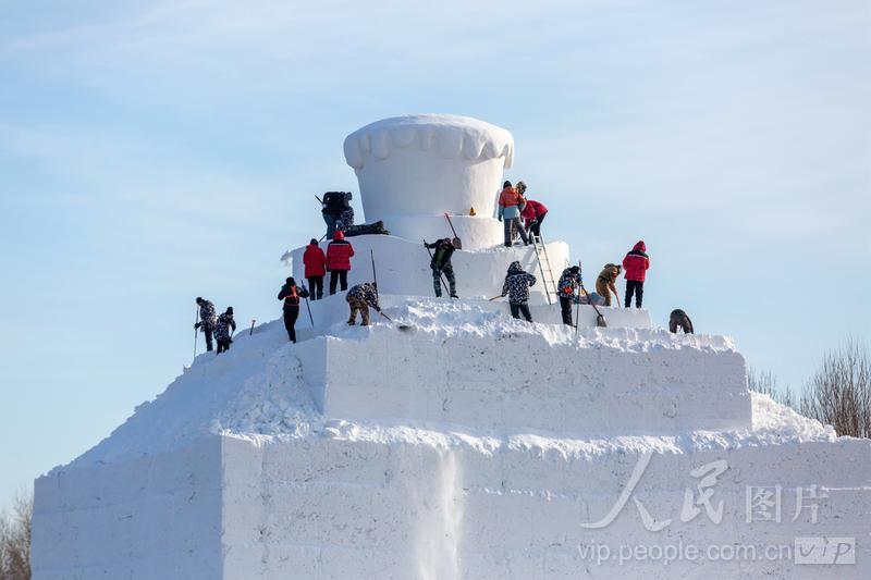 黑龙江哈尔滨：巨型雪雕执铲开雕