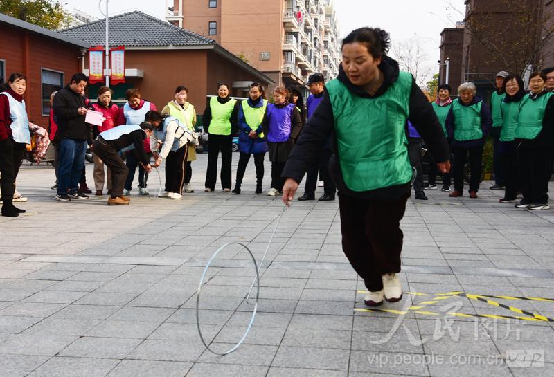 江苏镇江：趣味运动会 居民乐健身