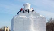 黑龙江哈尔滨：巨型雪雕执铲开雕