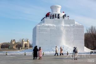 黑龙江哈尔滨：巨型雪雕执铲开雕