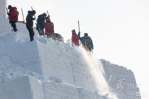 黑龙江哈尔滨：巨型雪雕执铲开雕