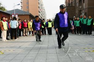 江苏镇江：趣味运动会 居民乐健身