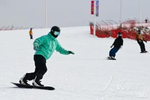 内蒙古呼和浩特：大众冰雪运动季启幕