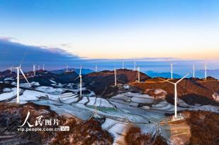 湖北秭归：山巅风电成风景