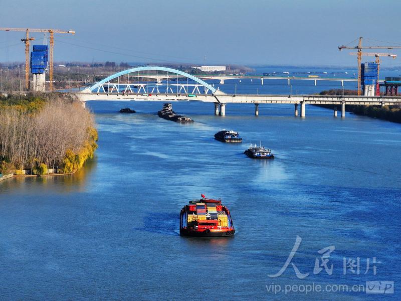 江苏扬州：京杭大运河冬季运输忙