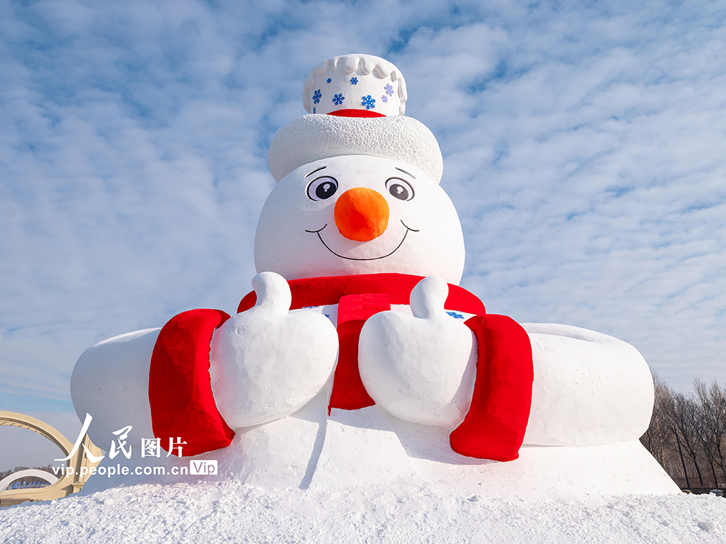 哈尔滨“大雪人先生”正式亮相迎客