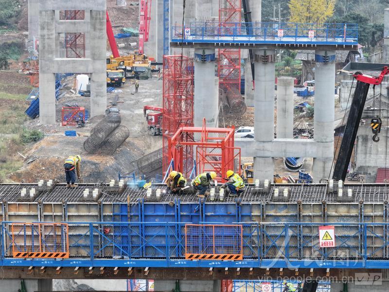 湖南双牌：高速桥墩施工忙