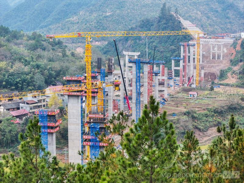 湖南双牌：高速桥墩施工忙