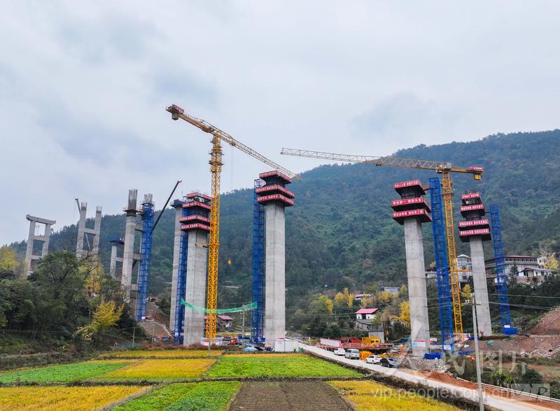 湖南双牌：高速桥墩施工忙