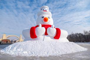 哈尔滨“大雪人先生”正式亮相迎客
