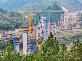 湖南双牌：高速桥墩施工忙