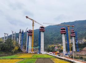 湖南双牌：高速桥墩施工忙
