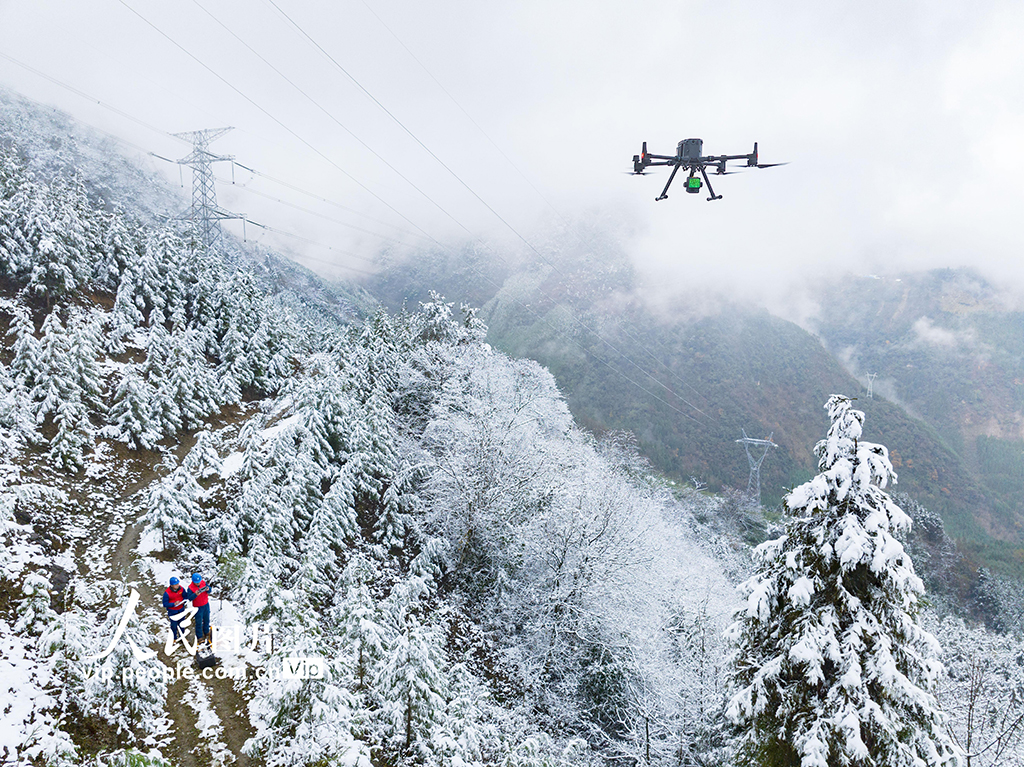 四川绵阳：雪后特巡保障输电线路安全