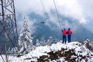 四川绵阳：雪后特巡保障输电线路安全