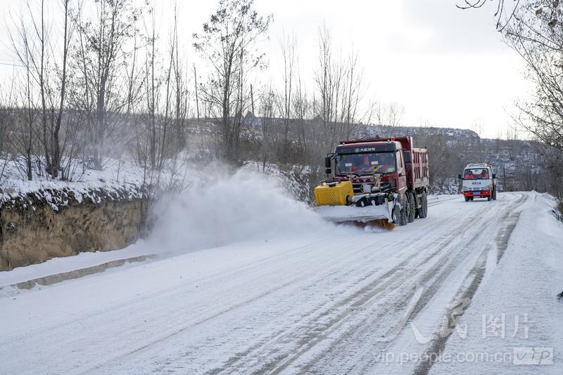 甘肃通渭：破冰除雪保通畅