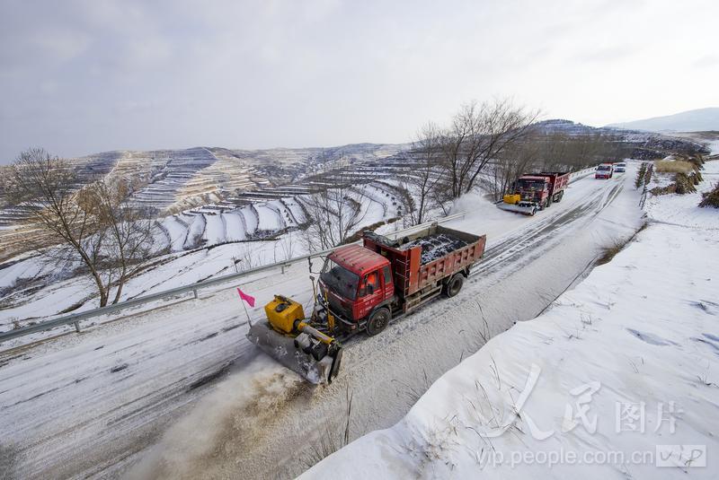 甘肃通渭：破冰除雪保通畅