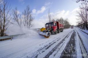 甘肃通渭：破冰除雪保通畅