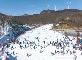 湖北保康：游客畅享冰雪运动乐趣