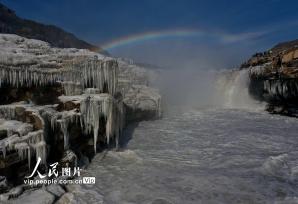 山西临汾：黄河壶口瀑布流凌冰挂景观壮美