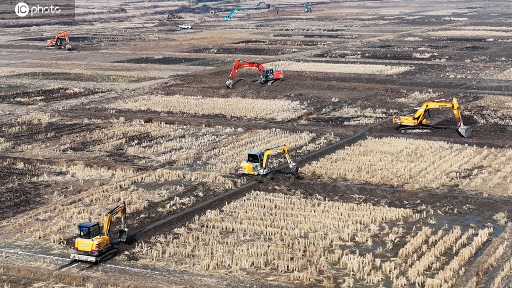 江西吉安：工人驾驶机械建设高标准农田