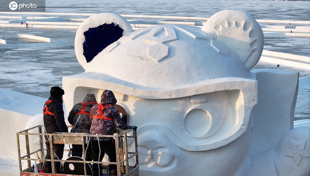 哈尔滨：迎亚冬 松花江南岸最大雪塑穿新装