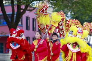 江苏兴化：孩子们体验舞龙舞狮