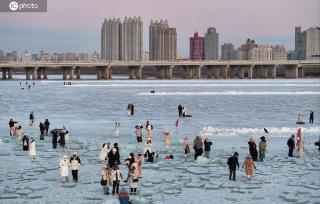 黑龙江哈尔滨：游客花式打卡“钻石海”