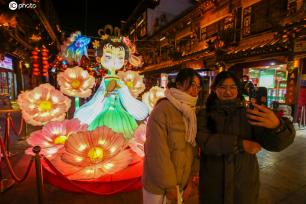 山东济南：花灯璀璨迎新年