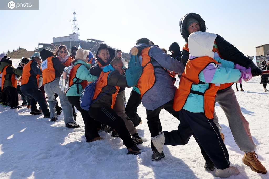 湖北举办冰雪趣味运动会 游客开心过“雪瘾”