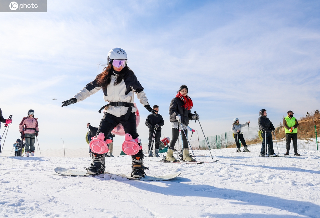 山东滕州：游客乐享滑雪乐趣