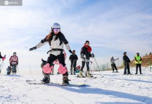 山东滕州：游客乐享滑雪乐趣