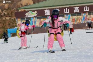 山东滕州：游客乐享滑雪乐趣