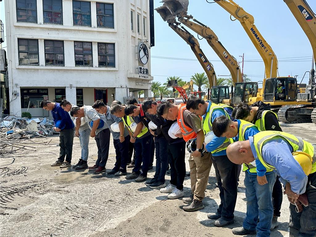 拆除天王星大楼的工程人员向罹难者鞠躬致意（“中时新闻网”）