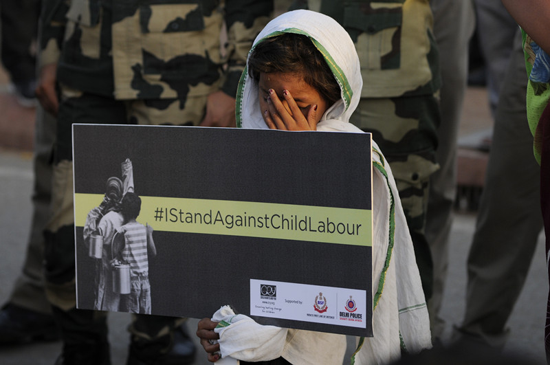 印度一酒厂大量雇佣童工：孩子们乘校车去上班 每日工作11小时