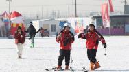 银川：市民燃情冰雪 体验冰雪运动快乐