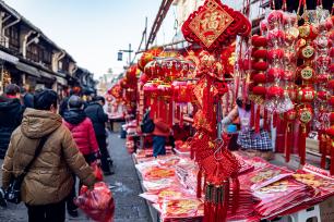 浙江绍兴：沿街店铺年味浓 市民出门买年货