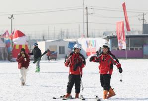 银川：市民燃情冰雪 体验冰雪运动快乐