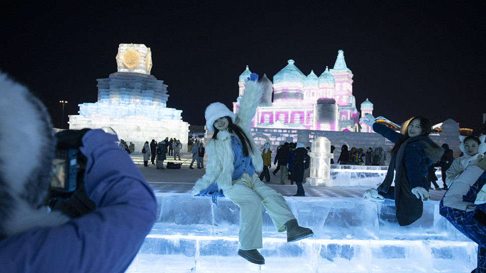 游客在哈尔滨体验冰雪乐趣