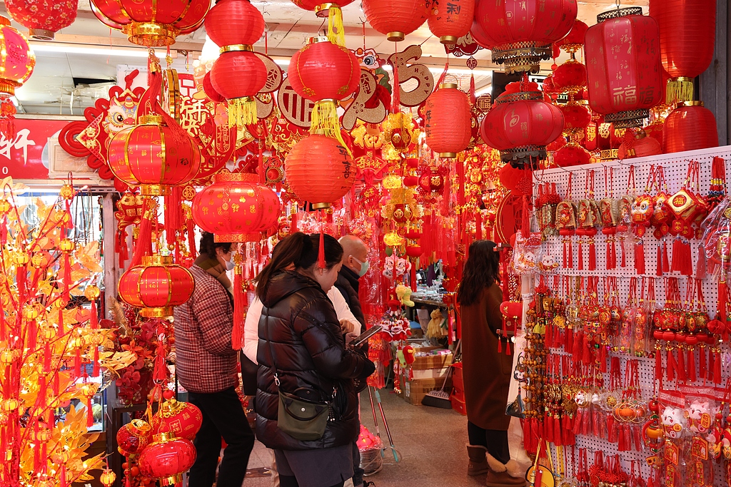 蛇年春节临近 上海城隍庙“年味”饰品热销